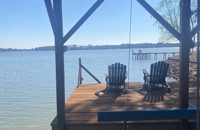 Lakeside fishing cabin with boat lift for your boat! Year round water.