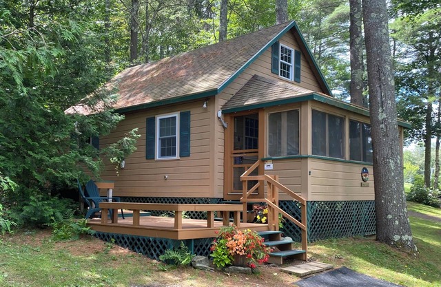Lakeside Housekeeping Cottage in Leeds, Maine on Androscoggin Lake