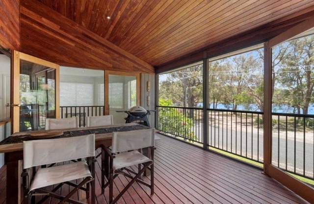 Lakeside Lodge - Fabulous Waterfront Holiday