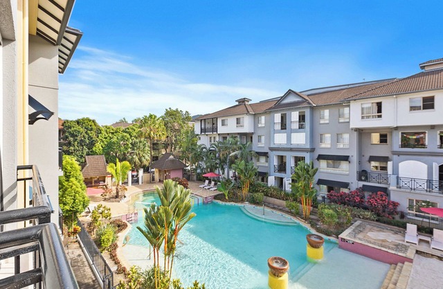 Lakeside Luxe Retreat - Pool View, BBQ,Spa Bath