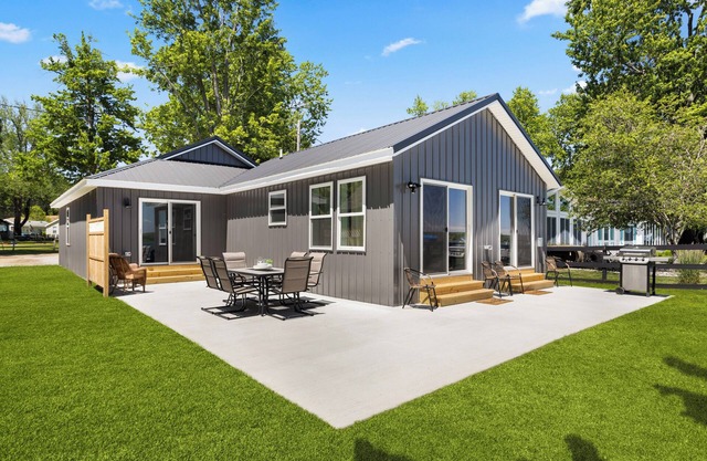 Lakeside Luxury Cottage - Boat Rentals/Dock/Lakefront