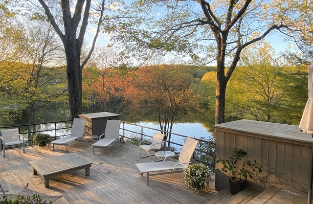 Lakeside luxury, nestled in nature -1 hr north of NYC