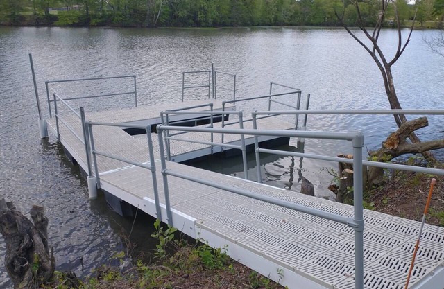 Lakeside property. Private dock. Great for ANO!