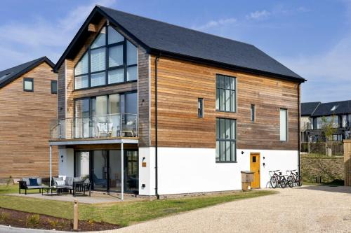 Lakeside property with spa access on a nature reserve Kirrin Barn BV26