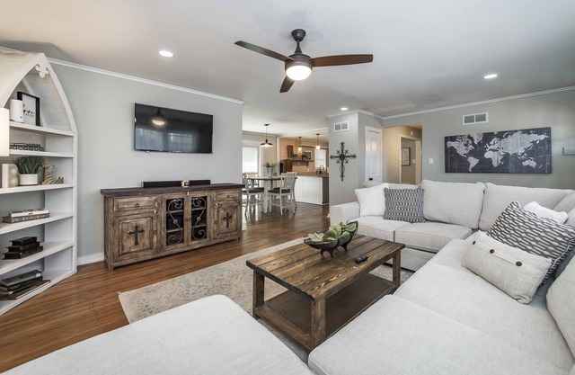 Lakeside retreat. Close to Little Rock and the Old Mill. With Hot Tub!