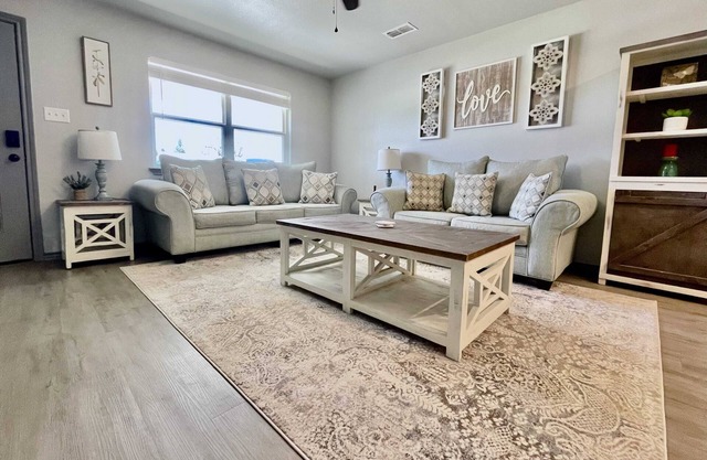 Lakeside Retreat - 3BR 2BA - Close to Hospitals