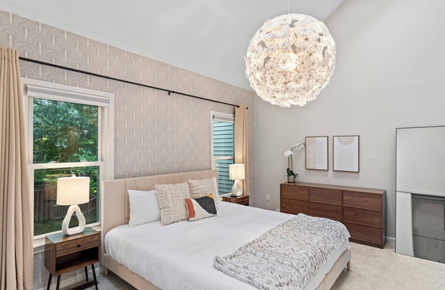 Lakeside Stay: Metro, INOVA, Dining &Shops Nearby
