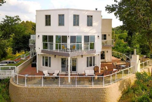 Lakeside Villa with a Hot Tub and Amazing Views on Lake Michigan, Indiana