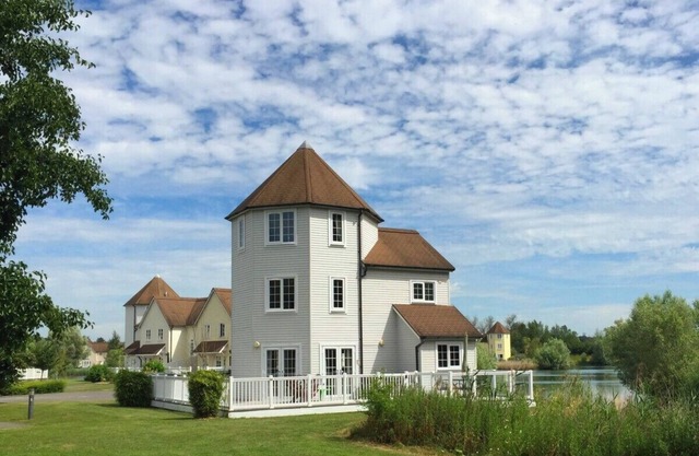 Lakeside Windrush Turret Lodge with Hot Tub Family Friendly On-site Facilities