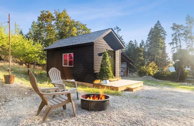 Lakeside’s Cozy Tiny House Escape - Walk to Beach & Downtown - Pet-Friendly