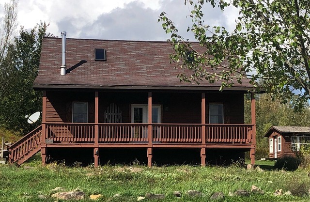 Lakeview cabin close to bike/hiking trails, the Allegheny River and more.