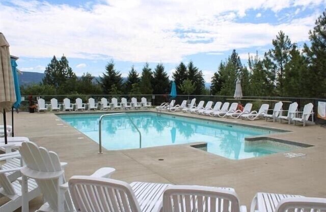 Lakeview cottage at LaCasa resort, on Okanagan lake. Short walk to resort pool.