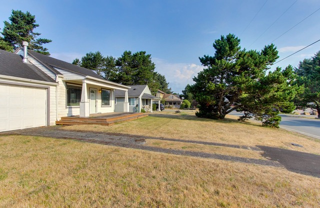 Lakeview Family-Friendly Home - Just a Block to Sunset Beach Access