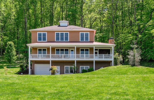 LAKEVIEW GETAWAY adjacent to Floating Mill Park