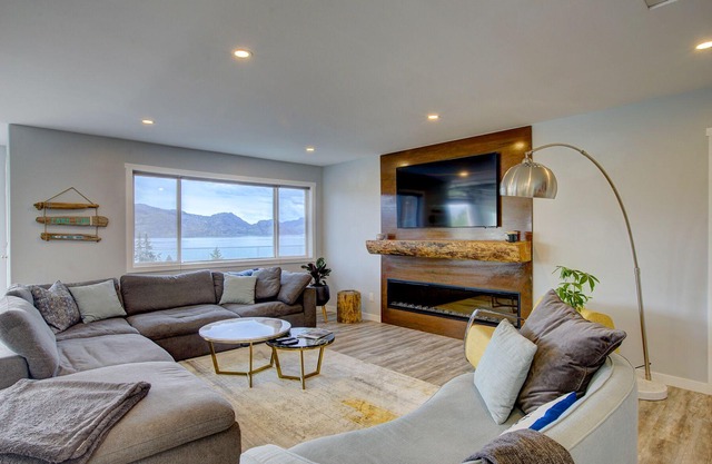 Lakeview Holiday home with putting green and hot tub