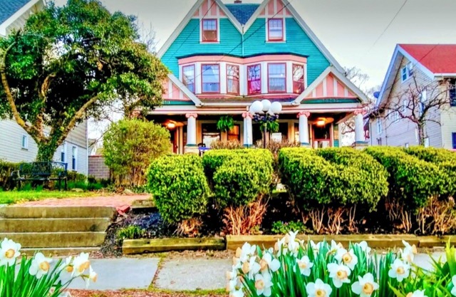 Lakewood by Lake Erie Historic Victorian 5 Bed 2.5 Bath Trendy Hip 3500 sq ft