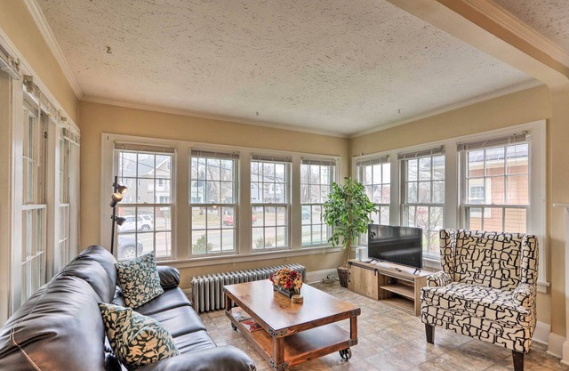 Lakewood Home w/Yard ~ 8 Mi to Cleveland!