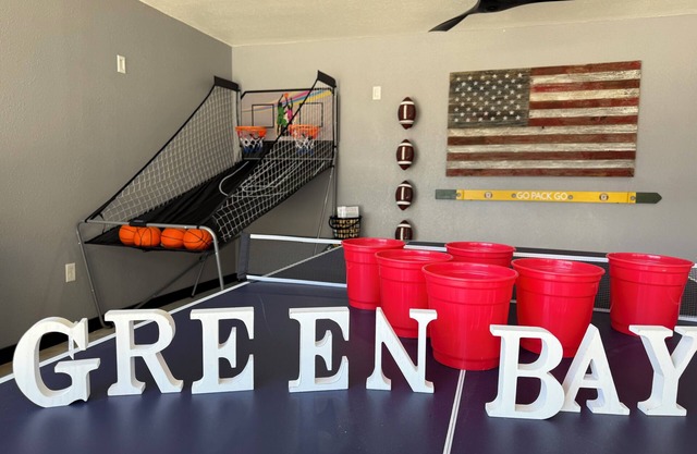 Lambeau Lookout on Elm View - Less than a mile from Lambeau - Pet Friendly!