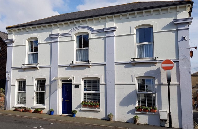 LANCASTER HOUSE, pet friendly, character holiday cottage in Sandown