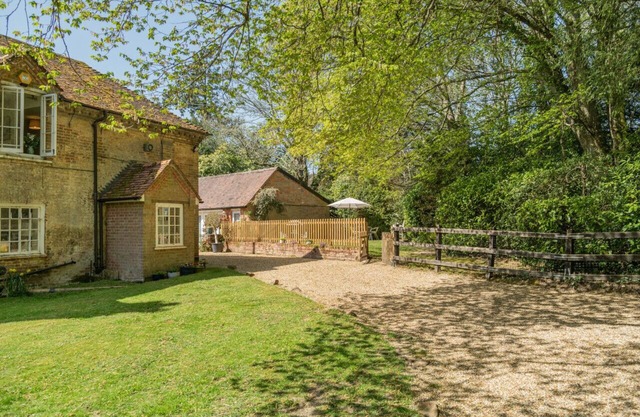 Landfords Cottage - Two Bedroom House, Sleeps 4