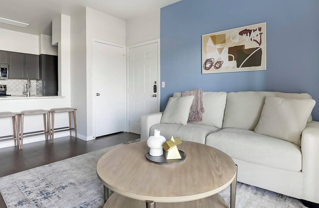 Landing | Chic 2BD, Gym, Pool