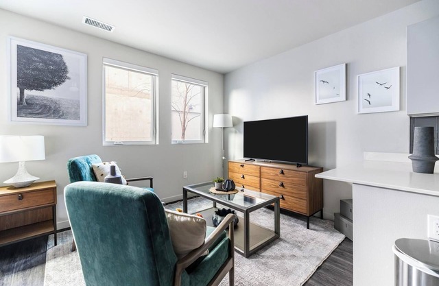 Landing | Chic Studio, Pool, Yoga Studio