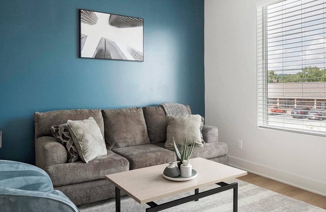 Landing | Modern 1BD, Rooftop Lounge