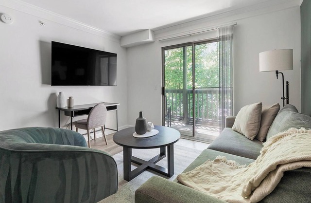 Landing | Stunning 1BD, Pool, Gym