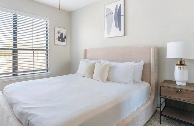 Landing | Stylish 1BD, Pool, Gym