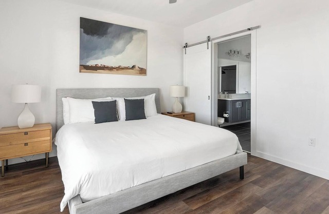 Landing | Stylish 1BD, Pool, Clubhouse