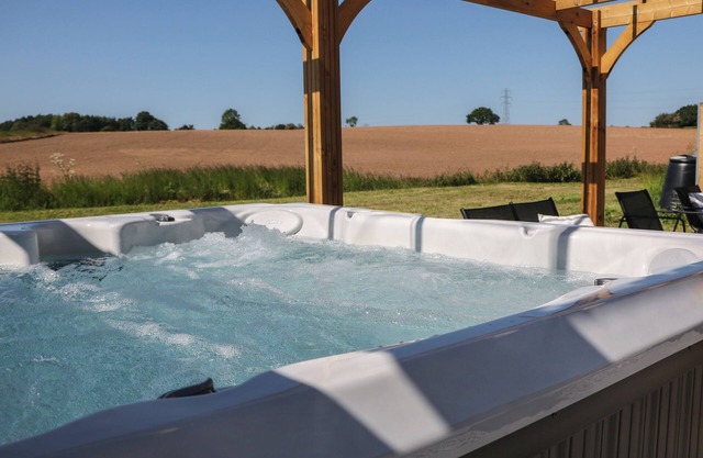 LANGLEY BARN, family friendly, with hot tub in Brailsford