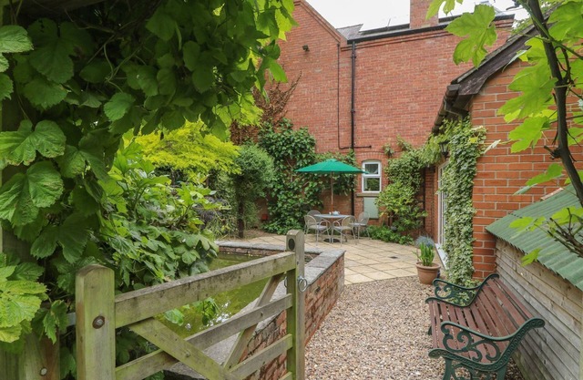 LANSDOWNE LODGE, pet friendly, with hot tub in Market Rasen