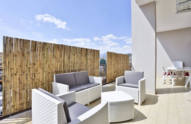 Large 160 sqm apartment that can comfortably accommodate 8 people, thanks to three bedrooms, two bathrooms, two living rooms and a comfortable relaxation room. Two large terraces, one on each side of the apartment (about 20 sqm each), offer outdoor space