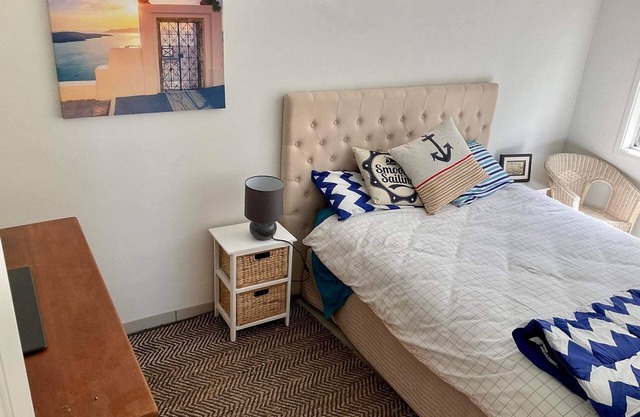 Large 2 Bedroom Apartment, pool table, laundry, close to beaches