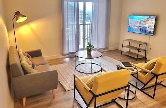 Large 2-Bedroom Apartment +