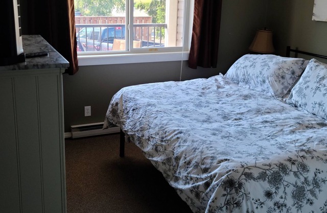 Large 2 bedroom apt for rent close to restaurants and shopping