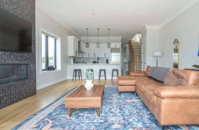 Large 2-Bedroom w/Huge Roofdeck view of Skyline