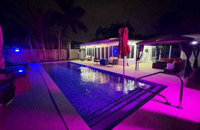 Large 2 bedroom with gorgeous pool and Sauna