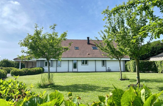 Large 240 m² ecological wooden house for 15 people, 15 min from the sea.
