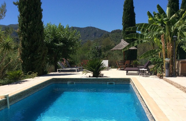 Large 250 m² villa, heated pool, exceptional view, 20 minutes from the beach
