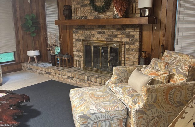 Large 3 bedroom/4 Beds/2 Bath home very clean and spacious