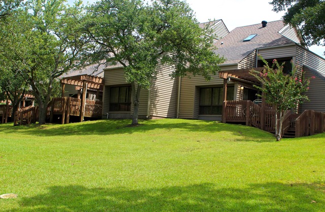 Large 3 bedroom townhome with cable and internet