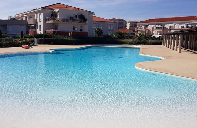 Large 3P apartment in estate on top floor with waterfront sea view