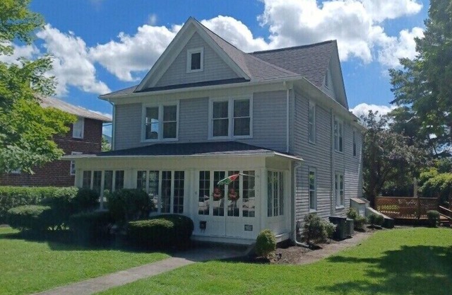 Large 4 Bedroom House: short walk to Greenbrier & 30 min drive to Lake Sherwood