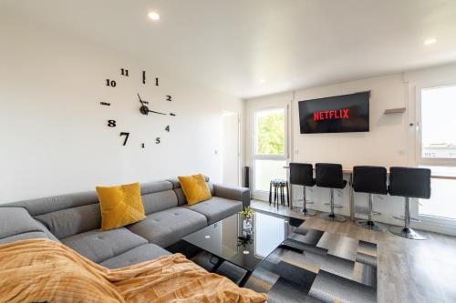 Large 4 Bedroom Apartment near metro - only 30 minutes to Paris and Disneyland