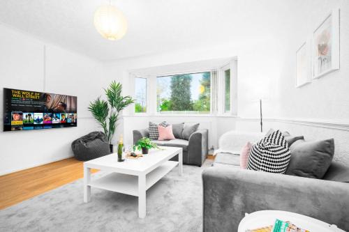 Large 4 Bedroom Bungalow - Parking - Sutton Coldfield - Top Rated - 75C