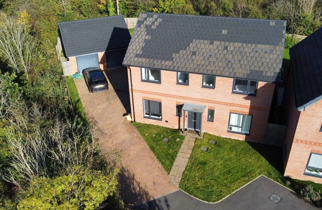 Large 4 Bedroom House - 15 Mins to Cardiff Central