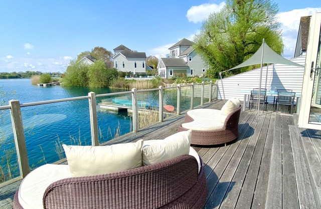 Large 4 Bedroom Lakeside Holiday lodge in the Cotswold. Sleeps 8-10