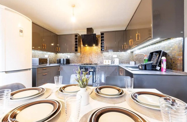 Large 5-Bed House in Leeds/Fits 10/Free Parking/