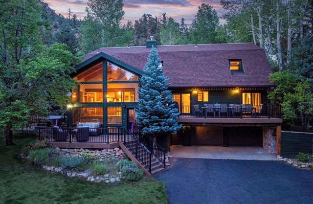 Large 5 Bedroom 4 bath + hot tub 15 minutes to Purgatory or Durango 4 King beds